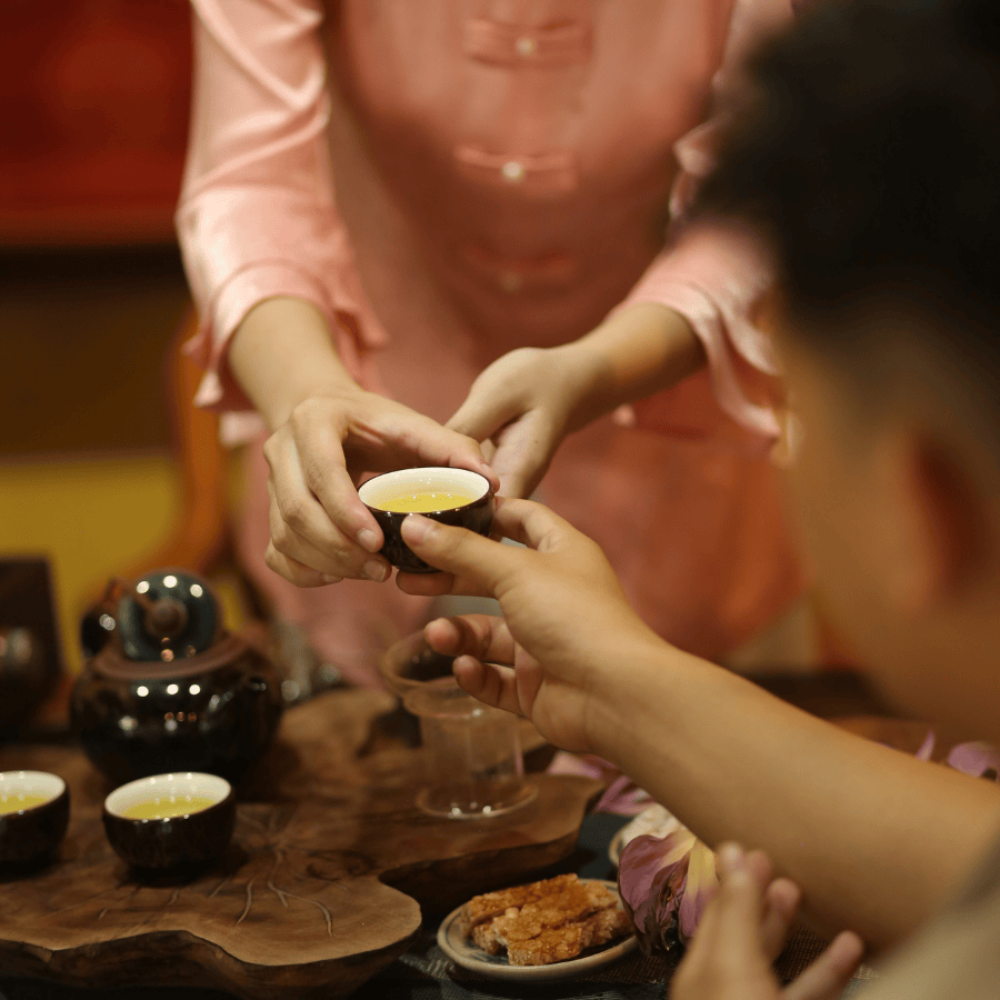 Thời Gian Hoàn Hảo Để Uống Trà – Vì Sao Buổi Sáng Và Buổi Chiều Được Người Việt Ưa Chuộng?